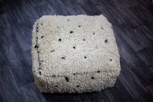 Coussin pouf marocain en laine à pois noirs, remodelé à partir d'un tapis berbère