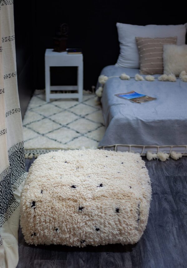 Coussin pouf marocain en laine à pois noirs, remodelé à partir d'un tapis berbère