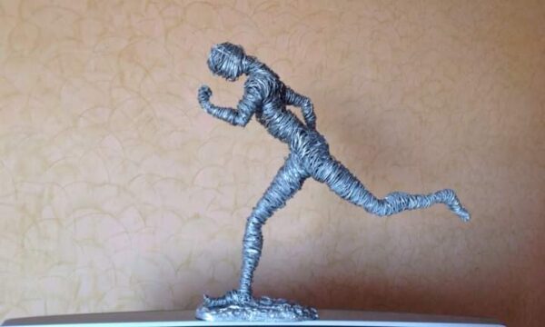 Sculpture homme qui court