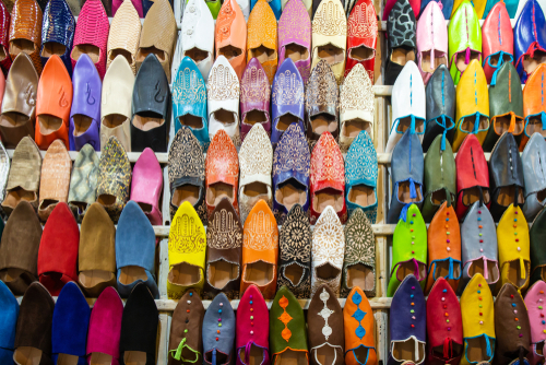 Les babouches marocaines en indigo : une fusion de l’artisanat marocain et de l’élégance africaine